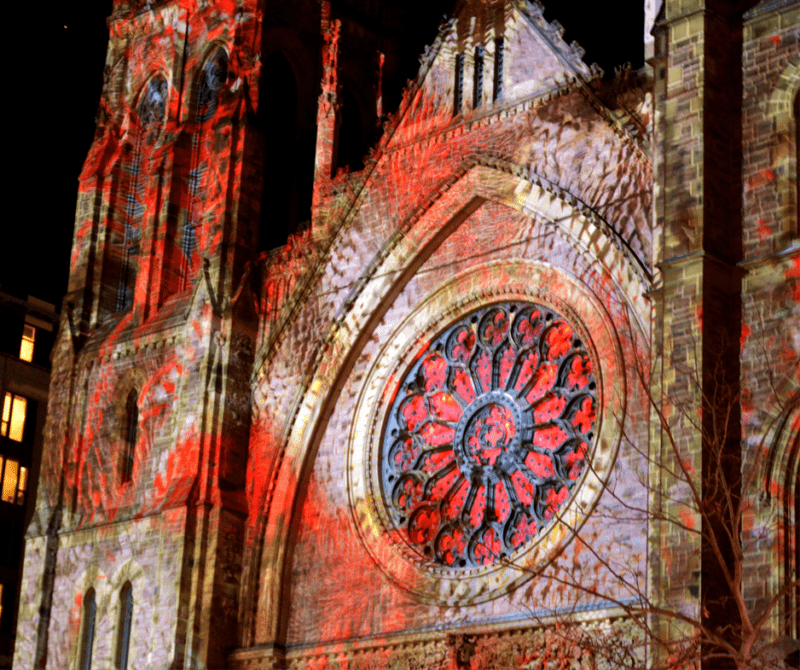 Photo de la Basilique Notre-Dame dans le Vieux-Montréal avec des projections de lumière