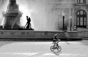 Photo d'un enfant à bicyclette près d'une fontaine, à Montréal