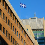 Bâtisse des bureaux de notre Premier Ministre avec le drapeau du Québec.