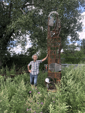 L'artiste Glenn LeMesurier à côté d'une de ses sculptures de fer recyclé.