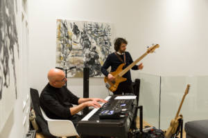 Un guitariste et un pianiste jouent durant une soirée