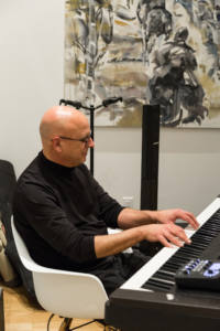 Un homme joue du piano durant une soirée